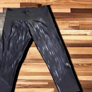 MPG size medium navy blue Capri leggings. Running Workout Yoga Everyday Wear.